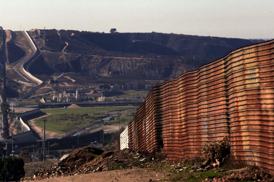 Muro fronterizo entre México y Estados Unidos ubicado en Tijuana. (Foto: Jair Cabrera Torres/ AztlanPhoto)