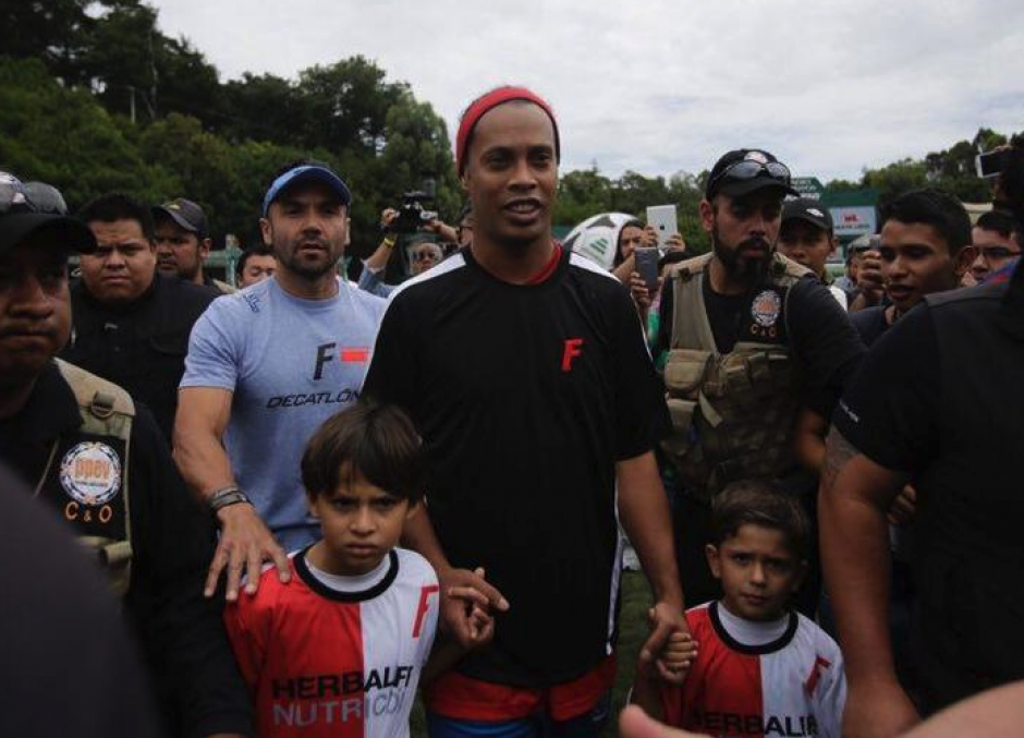 Ronaldinho protagonizó una visita a Guatemala en 2016. (Foto: Soy502)