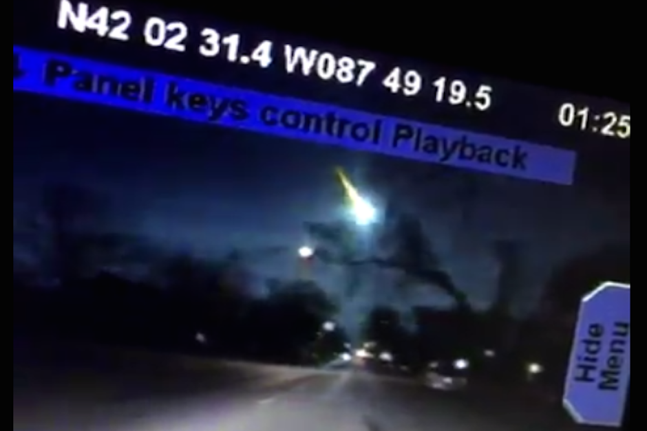 La caída del meteorito fue captada por la cámara de seguridad de una patrulla policial. (Imagen: captura de pantalla)