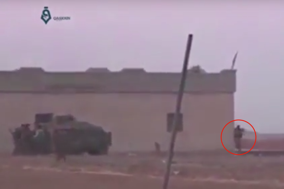 El terrorista se asoma por una esquina de la vivienda, previo a activar el explosivo. (Imagen: captura de YouTube)