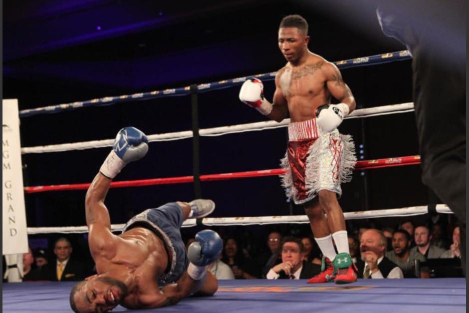 Joshua Greer noquéo a su rival y celebró con una almohada en la premiación. (Foto: Twitter @JoshuaGreerJr)