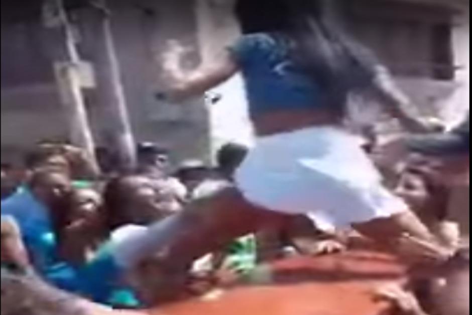 Dos adolescentes bailaron perreo sobre el ataúd de un amigo fallecido. (Imagen: captura de pantalla)