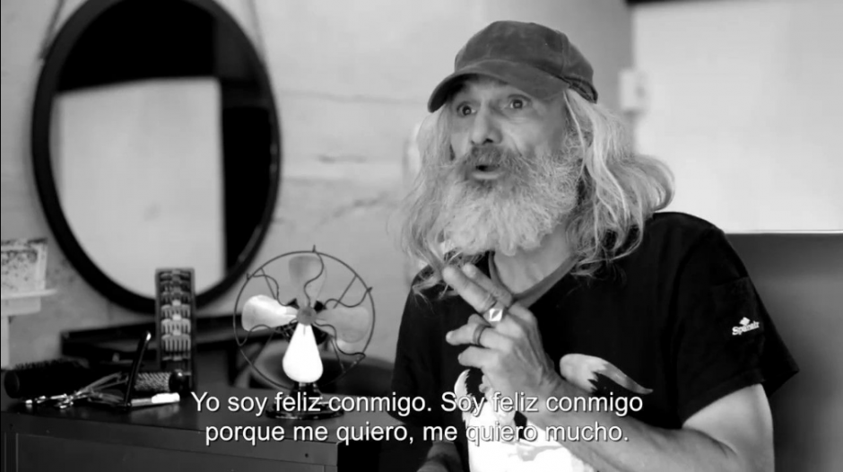 El vagabundo fue transformado totalmente con un corte de cabello. (Foto: Infobae)