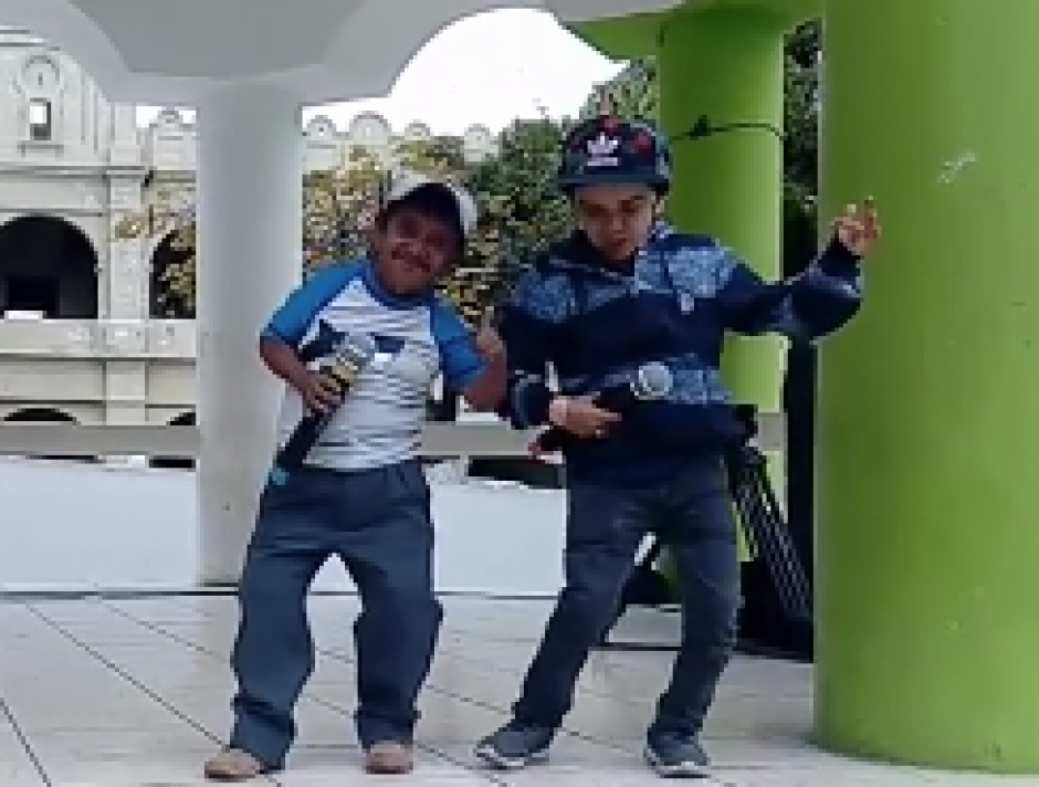 Actor chileno viaja a Guatemala para conocer su doble guatemalteco. (Foto: Cpatura de video)