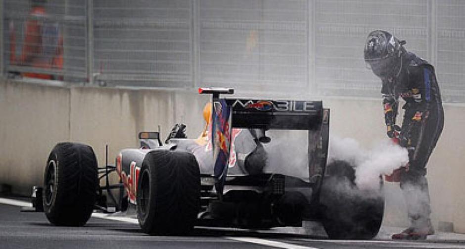 El piloto alemán Sebastian Vettel tuvo problemas con su vehiculo en Bahareim. (Archivo)