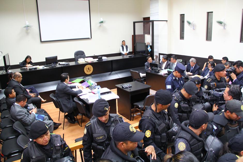 Un despliegue de seguridad sin precedentes resguardó la "integridad" de la ex vicepresidenta, Roxana Baldetti. (Foto: Alexis Batres/Soy502)