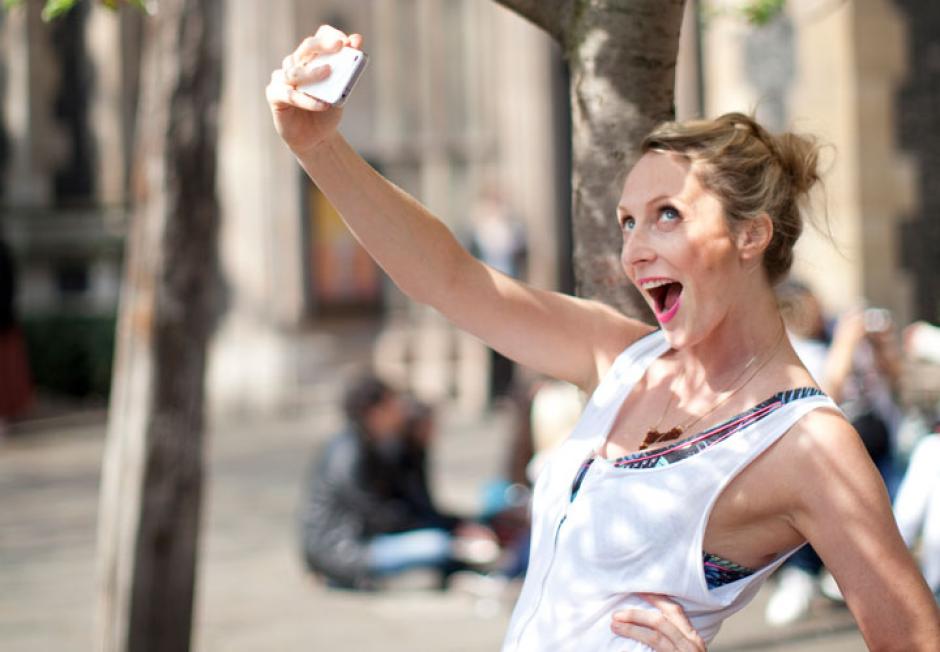 Los autoretratos o selfies son una moda digital, pero pueden acarrerar problemas, según expertos. 