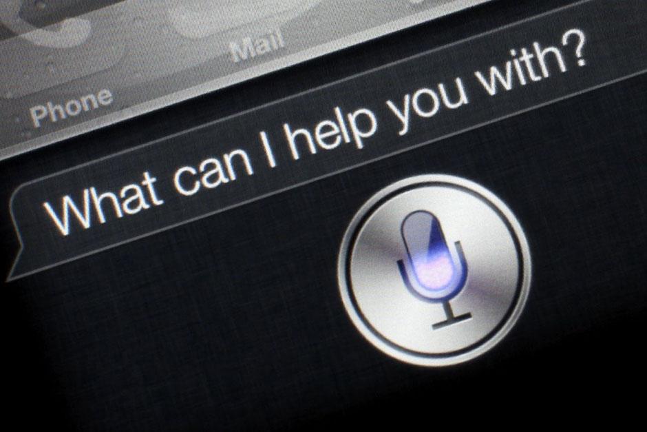 Siri, la popular asistente de voz de los iPhone, podría ser incorporada en la línea de computadoras de la marca de la manzana. (Foto: Archivo)