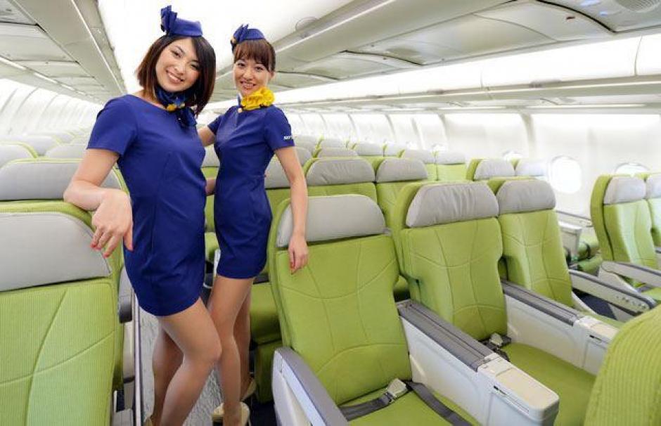 En la página oficial de la compañía aérea japonesa se muestra una serie de fotografías como ésta donde se promocionan los vuelos con las imágenes de las azafatas. (Foto:Sitioweb Skymark Airlines) 