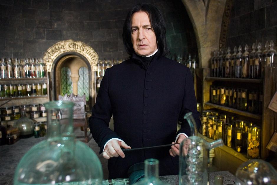 La escritora mantuvo en secreto lo que le dijo a Alan Rickman hasta que una seguidora le preguntó por esto en Twitter.