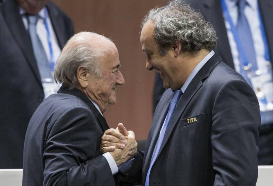 Joseph Blatter y Michel Platini, recibieron una rebaja en sus sanciones por el Caso FIFA. (Foto: EFE)