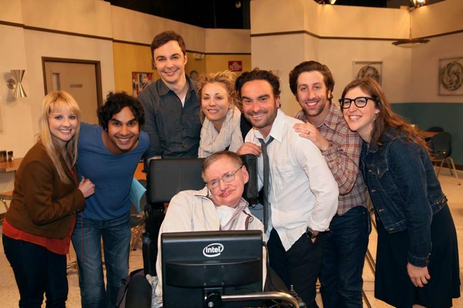 El elenco del programa de televisión junto con una de las mentes más brillantes de la época, el científico británico Stephen Hawking. 