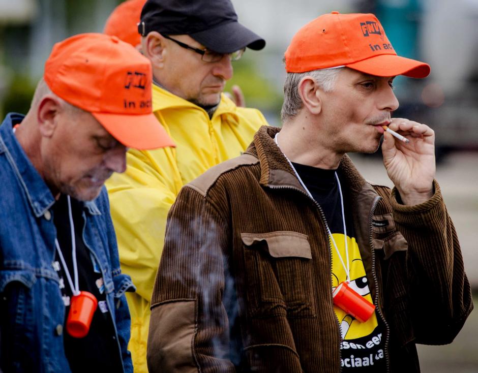 Trabajadores de Phillip Morris, en Holanda, protestan mientras fuman. (Foto: EFE) 