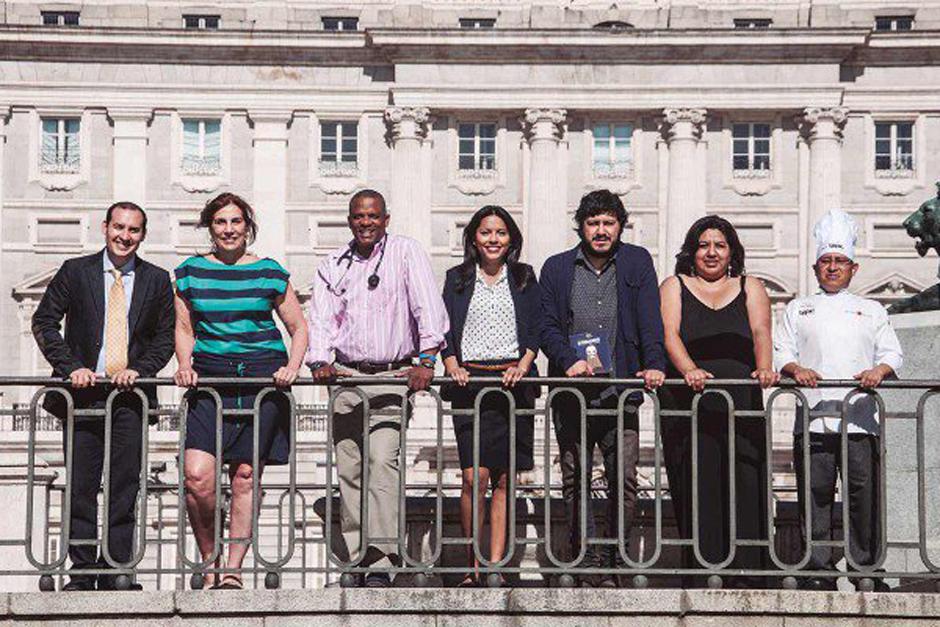 Rafael Romero (con el libro en la mano) junto a los otros latinos destacados en España. (Foto: Javier Schejtman/Forbes México)