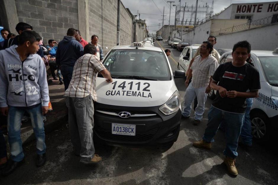 Además de los taxis blancos, amarillos y verdes, existen otras compañías que buscan ofrecer el servicio de un viaje seguro. (Foto: Archivo/Soy502)