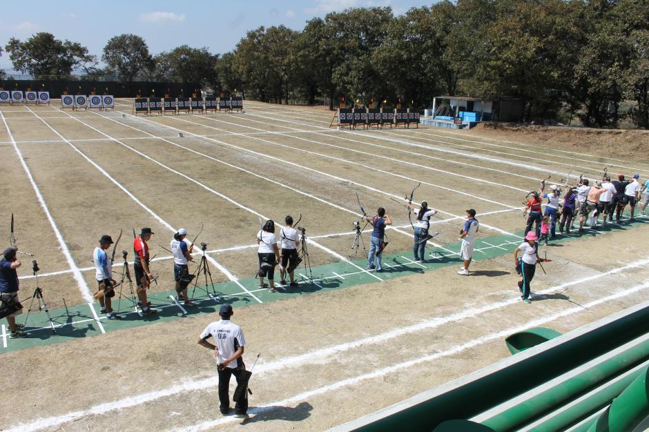 Los tiradores nacionales y extranjeros en el entrenamiento de hoy en el polígono de tiro de Ciudad San Cristobal. (Foto: Fredy Godoy/CDAG)
