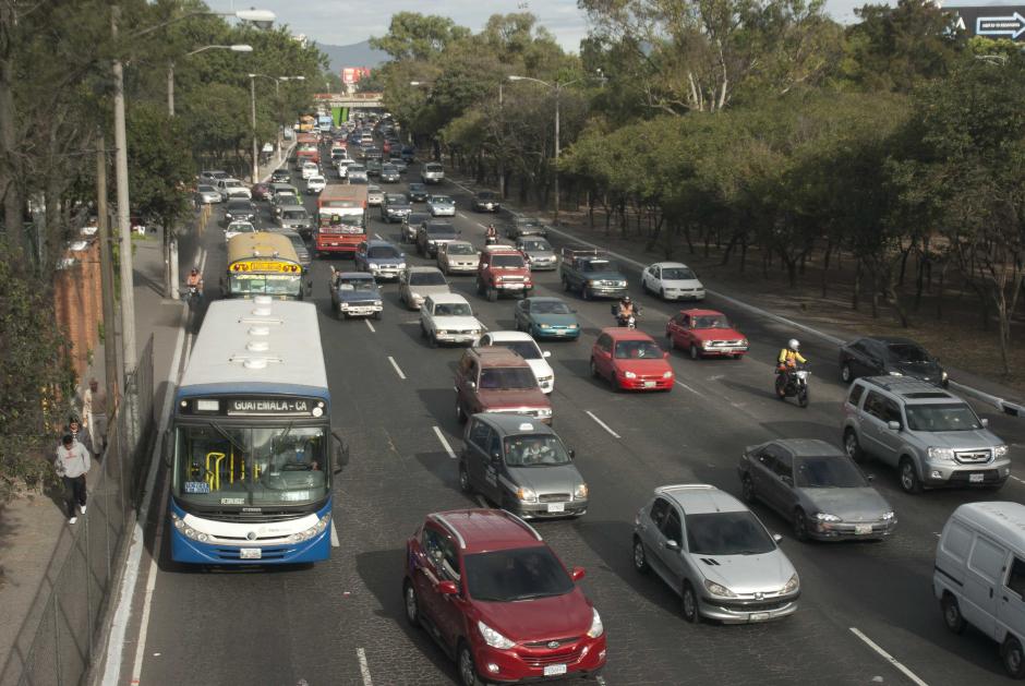 La rebaja en el precio de los combustibles ha generado complicaciones en el tránsito vehícular, ya que ahora las personas utilizan sus vehículos a diario, incrementando el consumo de los derivados del petróleo. (Foto: Jesús Alfonso/Soy502)