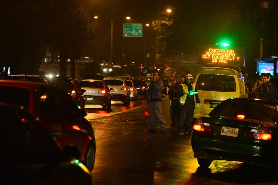 Los cierres de los retornos contribuirán a que el tráfico circule con agilidad. Según pruebas de la Municipalidad de Mixco, se ahorran hasta 30 minutos eliminando los retornos sobre esa ruta. (Foto: Archivo/Soy502)