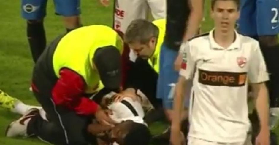 El futbolista, Patrick Ekeng, muere de un paro cardíaco en pleno partido en Rumania. (Imagen: Captura YouTube)