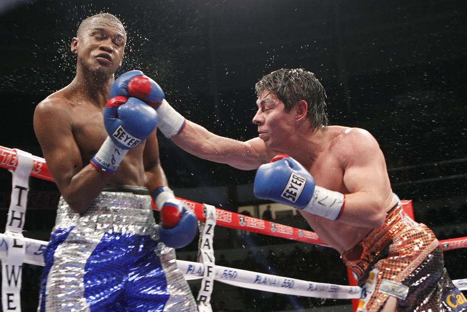 El Travieso Arce conecta a José Carmona, en la pelea entre ambos el sábado último. (AFP)