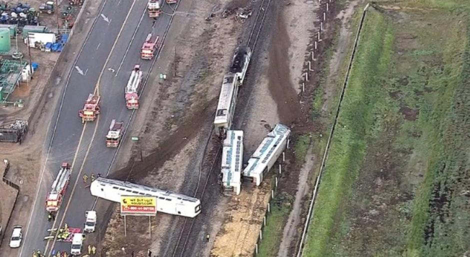 Tres vagones de un tren se descarrilaron luego del choque con un camión en la vía de el Condad Ventura. (Foto: El Debate) 