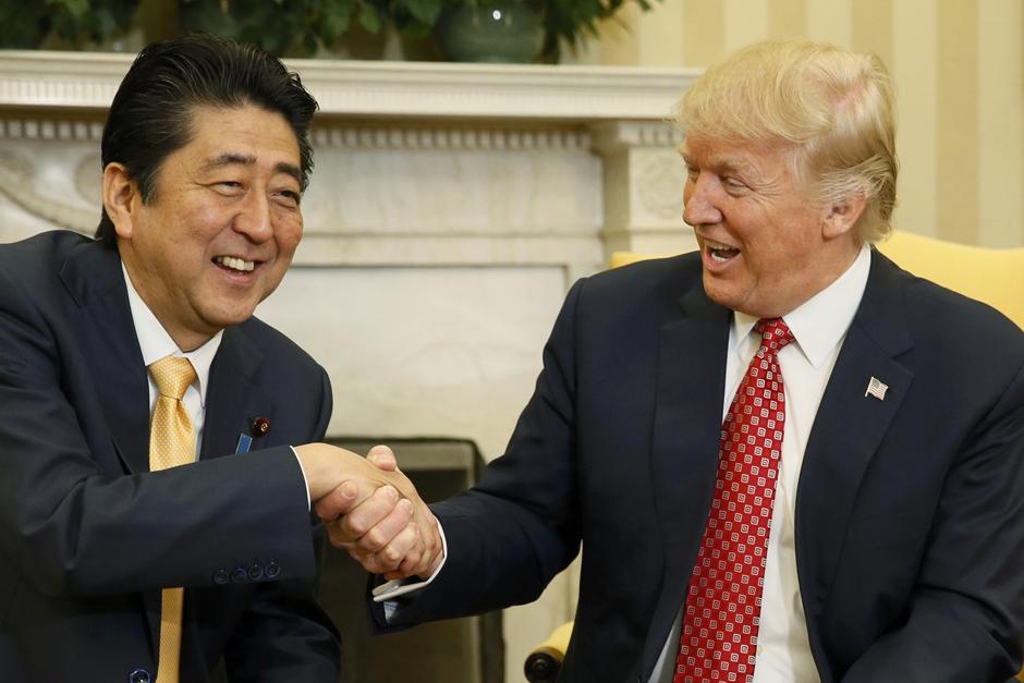 Los saludos de Donald Trump han sido famosos por la incomodidad que se ve en quienes le extienden la mano. (Foto: Twitter/@LatestComPols)