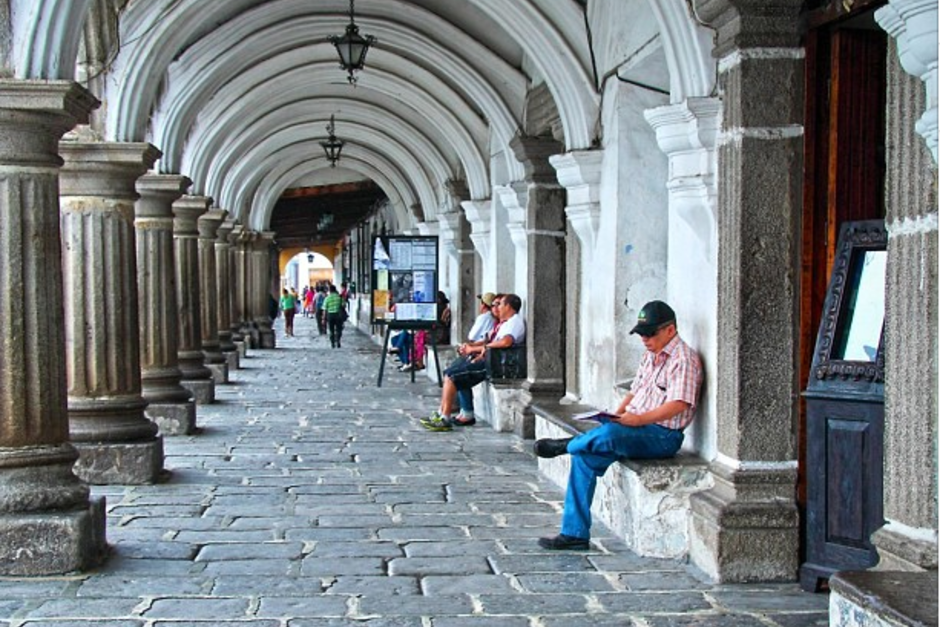 Palacio del Ayuntamiento, Antigua Guatemala. La tranquilidad de la ciudad colonial lleva a muchos visitantes extranjeros y guatemaltecos a tomar un descanso en el lugar o aprovechar el tiempo para la lectura. (Foto: Instagram/Antigua Guatemala)