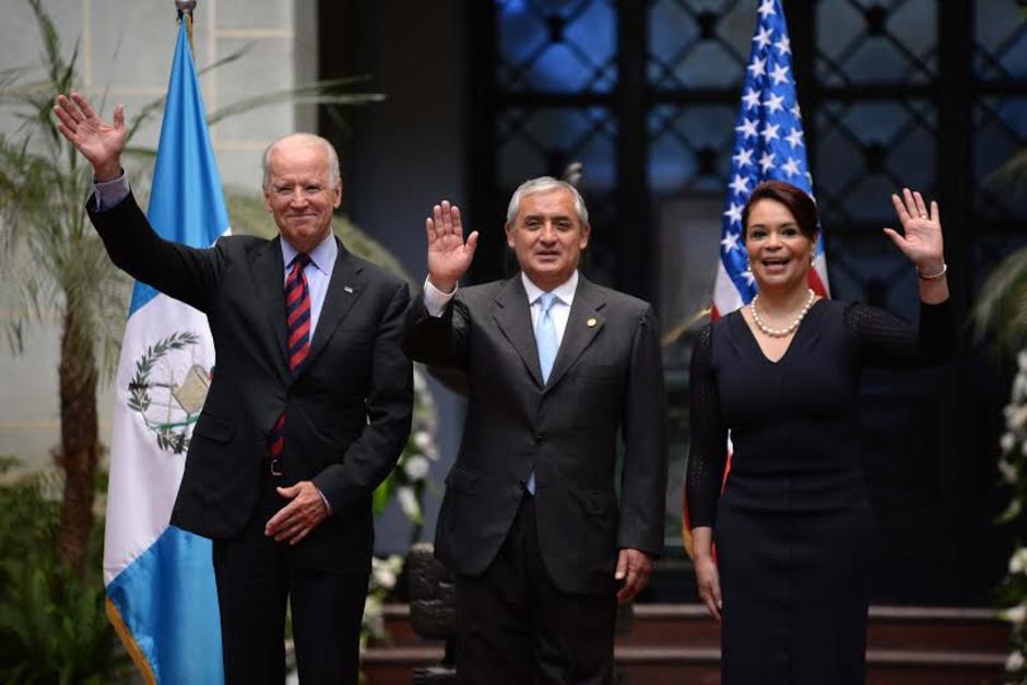 El Vicepresidente Biden visitó Guatemala en dos ocasiones durante el mandato del expresidente Otto Pérez Molina. En la foto de archivo, Biden junto a Pérez Molina y Baldetti realizan el saludo protocolario. (Foto: Soy502) 