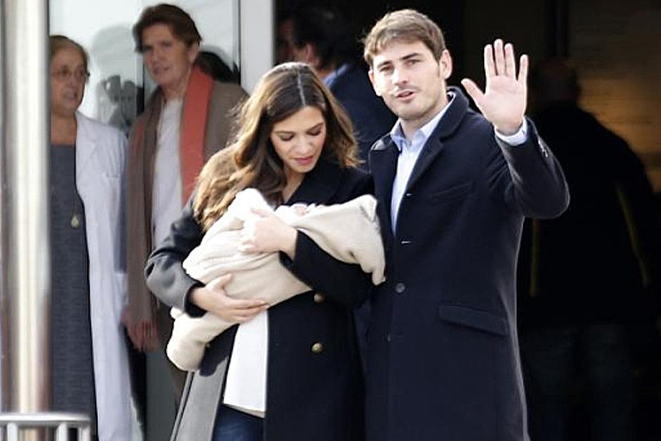El guardameta del Real Madrid y la presentadora de Telecinco al momento de salir de la Clínica Ruber en Madrid. (Foto: marca.com)
