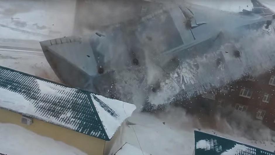 La fuerza del viento arrazó con el techo de u n edificio de 5 pisos. (Foto: Youtube) 