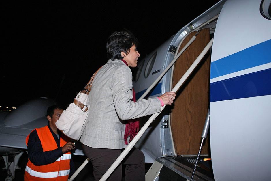 Angelis de Siekavizza al momento de abordar el avión que la lleva al encuentro de sus nietos. (Foto: Cortesía Secretaría de Comunicación de la Presidencia)