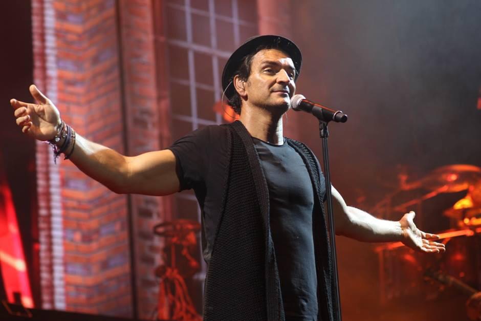 "Decidimos que la mejor manera de sentirnos cómodos en una gira era justamente tratar de salir de una estación de trenes para irnos en cualquier lado" afirma Arjona. 