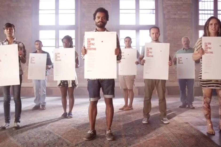 Ser VIH positivo significa que es posible pasar el virus a otras personas, incluyendo a la parejas sexuales. Una mujer, también podría transmitírselo a su hijo al momento de nacer.