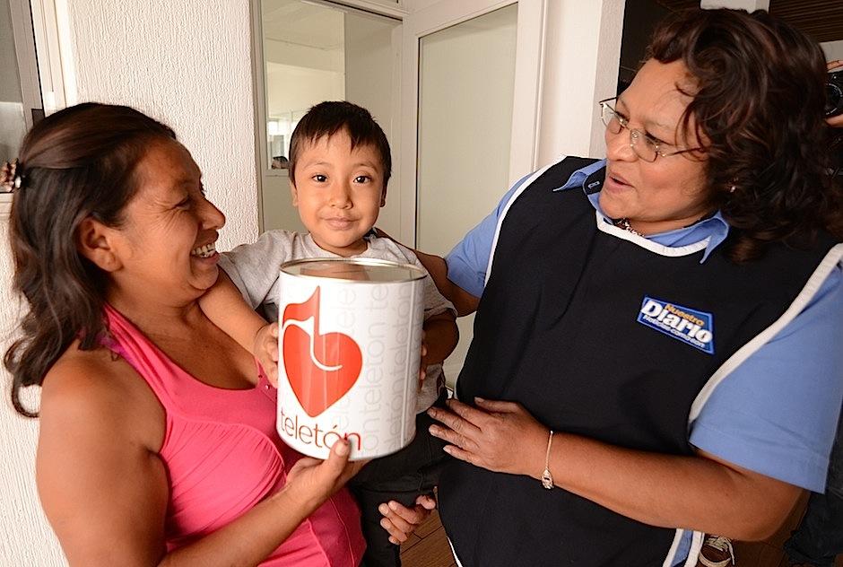 La redacción de Soy502 se llenó de alegría con esta agradable visita. (Foto: Selene Mejía/Soy502) 