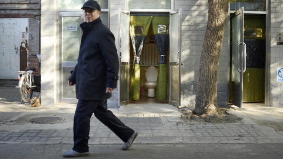 Muchos hogares de esa ciudad no cuentan con baños propios, por lo que las personas deben buscar estos servicios en las calles de Pekín. (Foto: AFP)