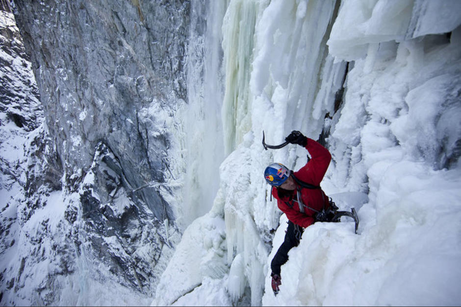 Gadd se convierte en el primer alpinista en escalar la pared congelada de las cataratas del Niágara. Tardó cinco horas en subir 42.7 metros. (Foto: Redbull.com)