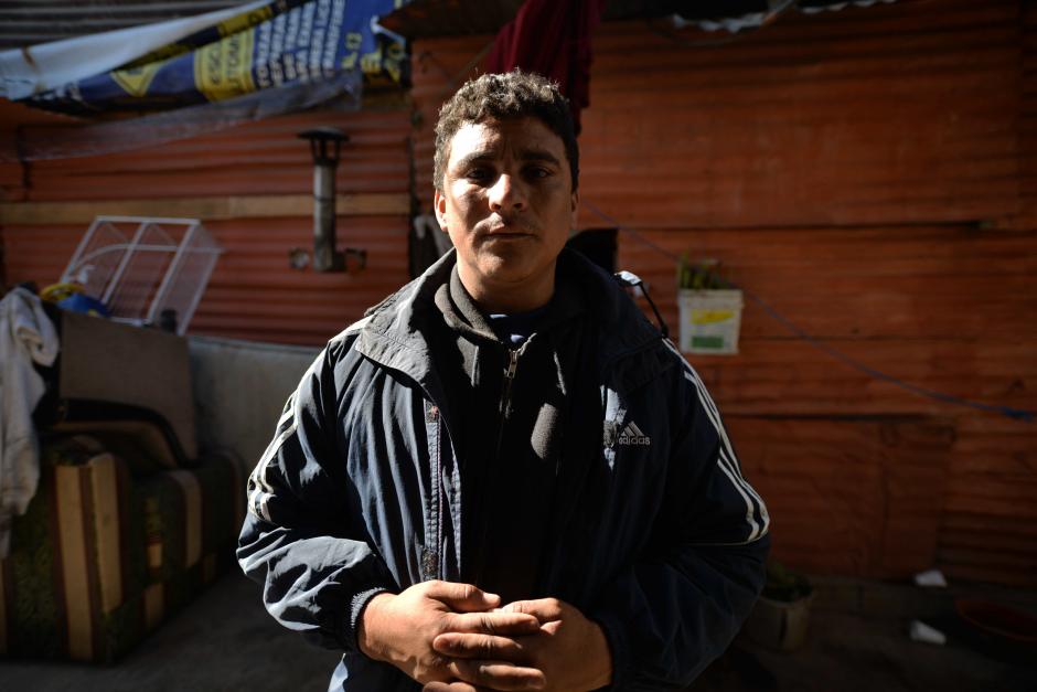 Nelson Velásquez estaba fuera de la ciudad y sus hijos tuvieron que salir solos de la casa incendiada para salvarse. (Foto: Wilder López/Soy502)