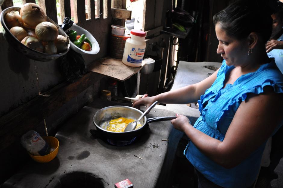 Una mujer cocina con la energía producida en el proyecto ecológico de café. (Foto: UTZ )
