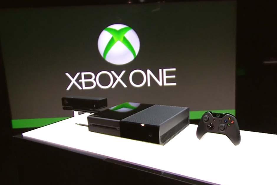 La consola Xbox One se puede controlar mediante instrucciones de voz, con o sin mando inalámbrico. (levelup.com)