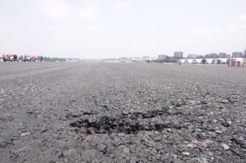 Los baches que ponen en peligro la categoría del Aeropuerto La Aurora