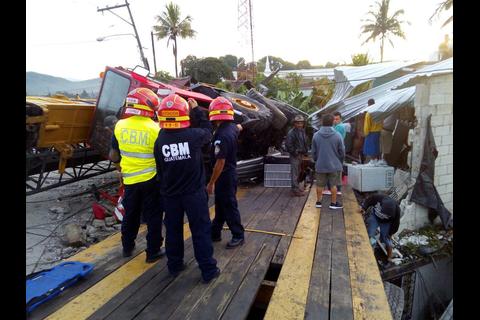 Un camión destruye casas y complica tránsito en ruta al Atlántico