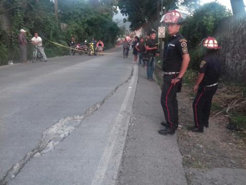 Alerta por grieta en carretera que comunica Antigua con Chimaltenango