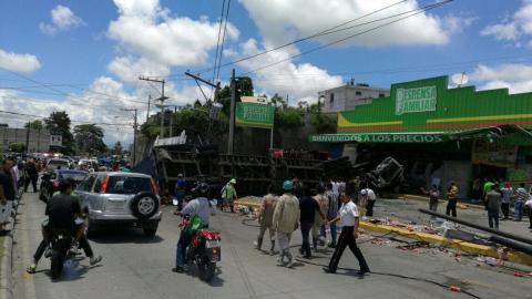 Camión choca contra supermercado y deja heridos en ruta al Atlántico