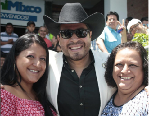 Neto Bran "se roba el show" y sus fotos son sensación en las redes