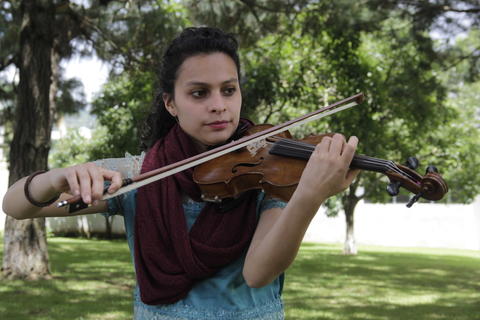 Suvier Flores, el músico que forja a los nuevos violinistas nacionales