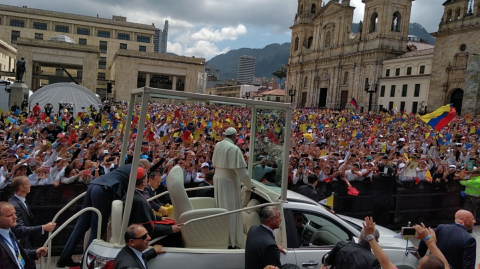 El papa Francisco recibe una multitudinaria recepción en Colombia