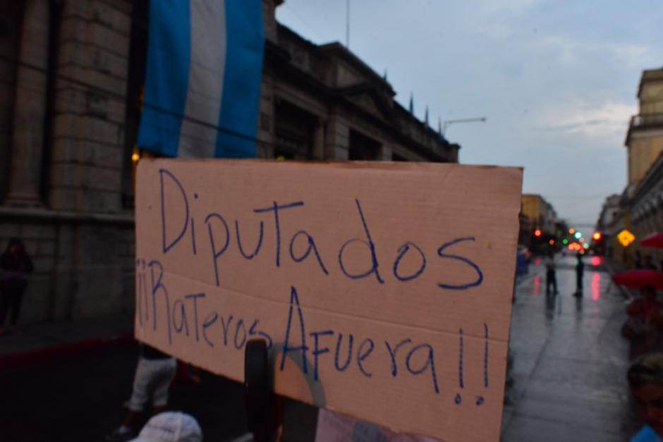 Ciudadanos llegan al Congreso para protestar contra diputados