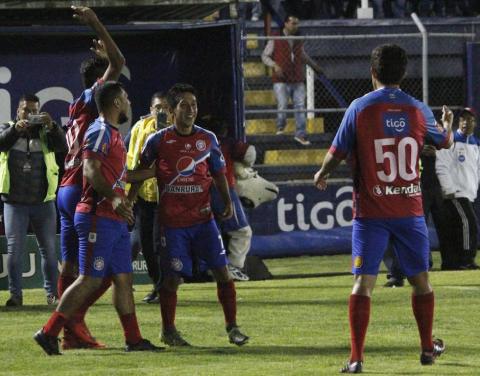 Macal tiene una noche soñada y los Cremas viven una pesadilla en Xela