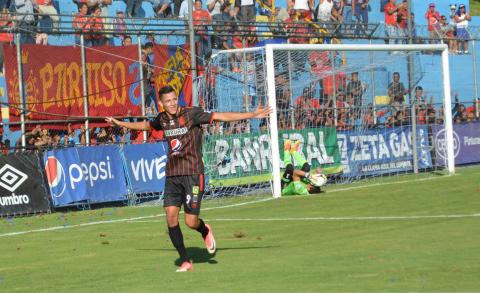 El golazo de fantasía de José Martínez para la goleada de Los Rojos