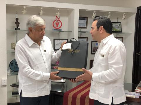 Intercambio de regalos: Jimmy y López Obrador se entregaron obsequios